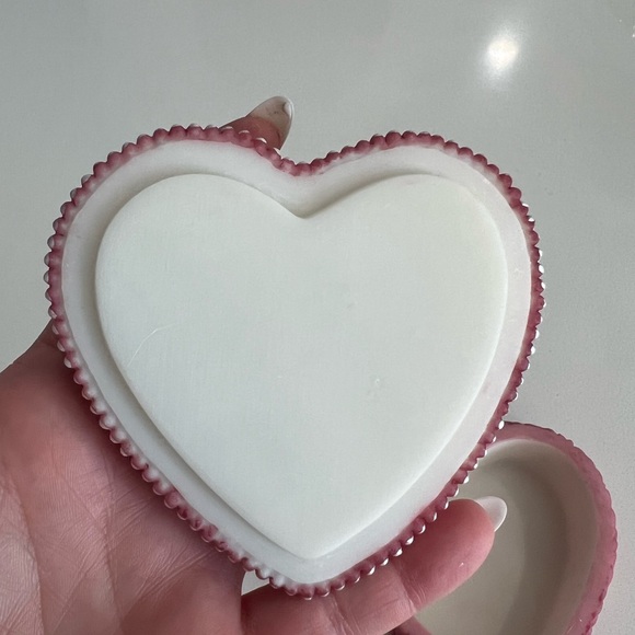 Vintage Dezine Heart Shaped Victorian Pink Shade Trinket Box Roses Made in 1993 - Picture 7 of 8